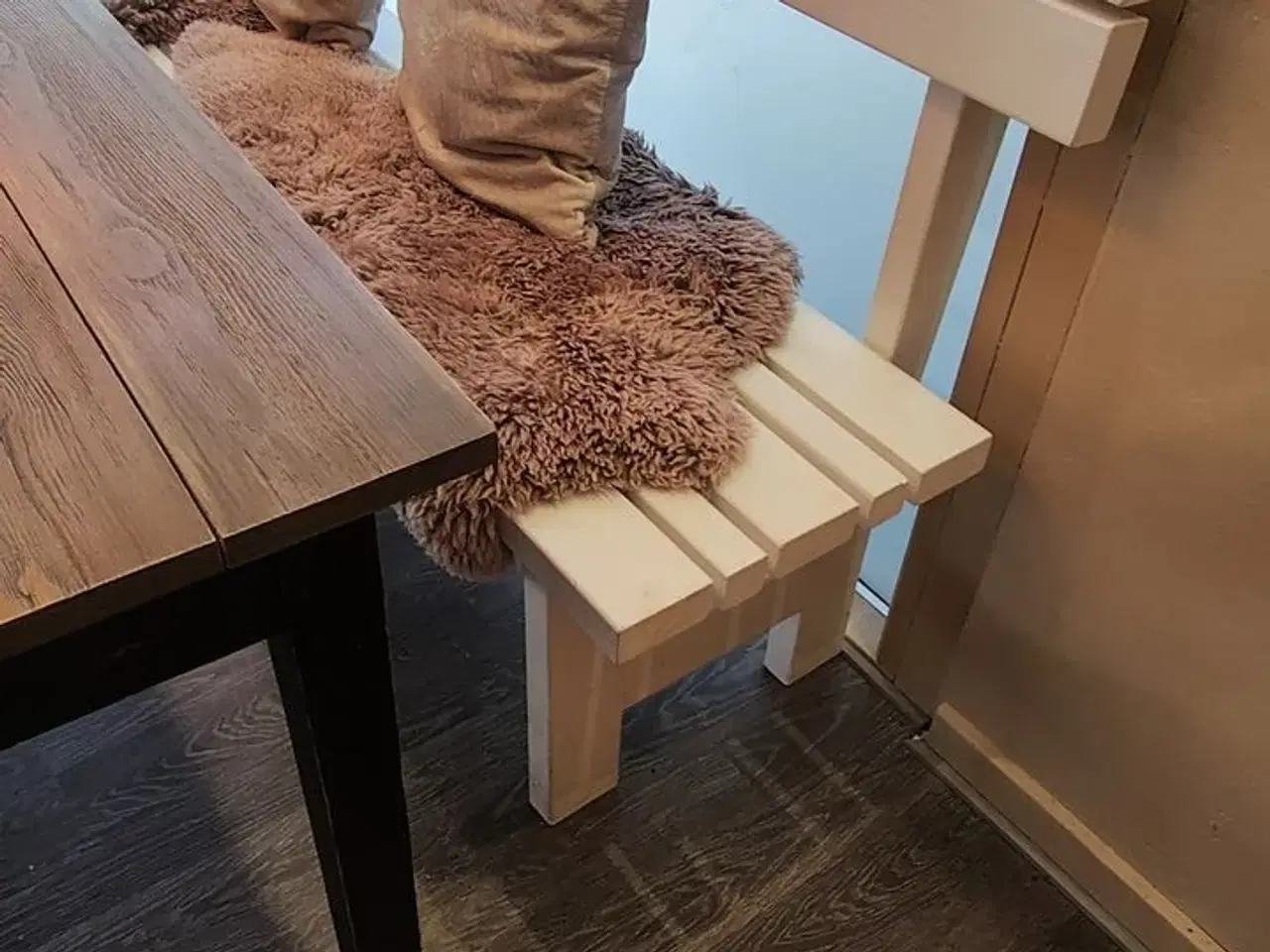 Billede 5 - Langt bord, hvid bænk og tre stole