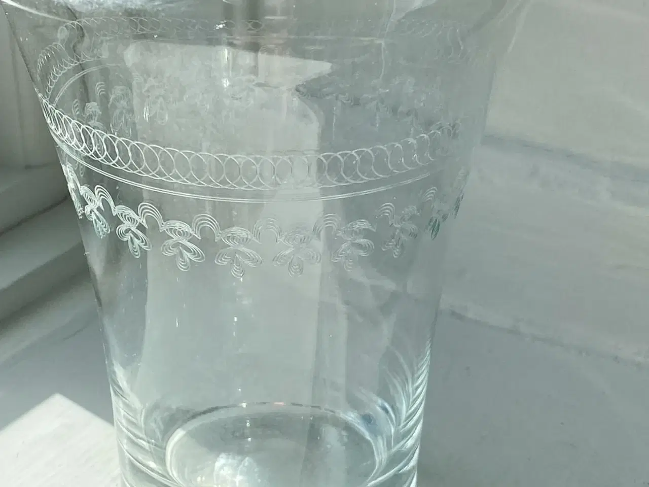 Billede 5 - Karafel af klart glas m sirlige slibninger
