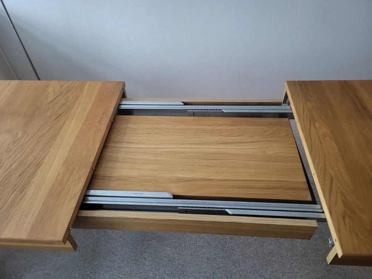 Billede 6 - Udbordt egetræsbord med 6 stole