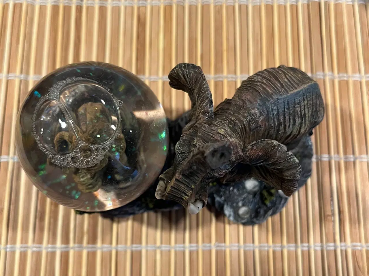 Billede 3 - Flot & massiv elefant-figur med snekugle - perfekt