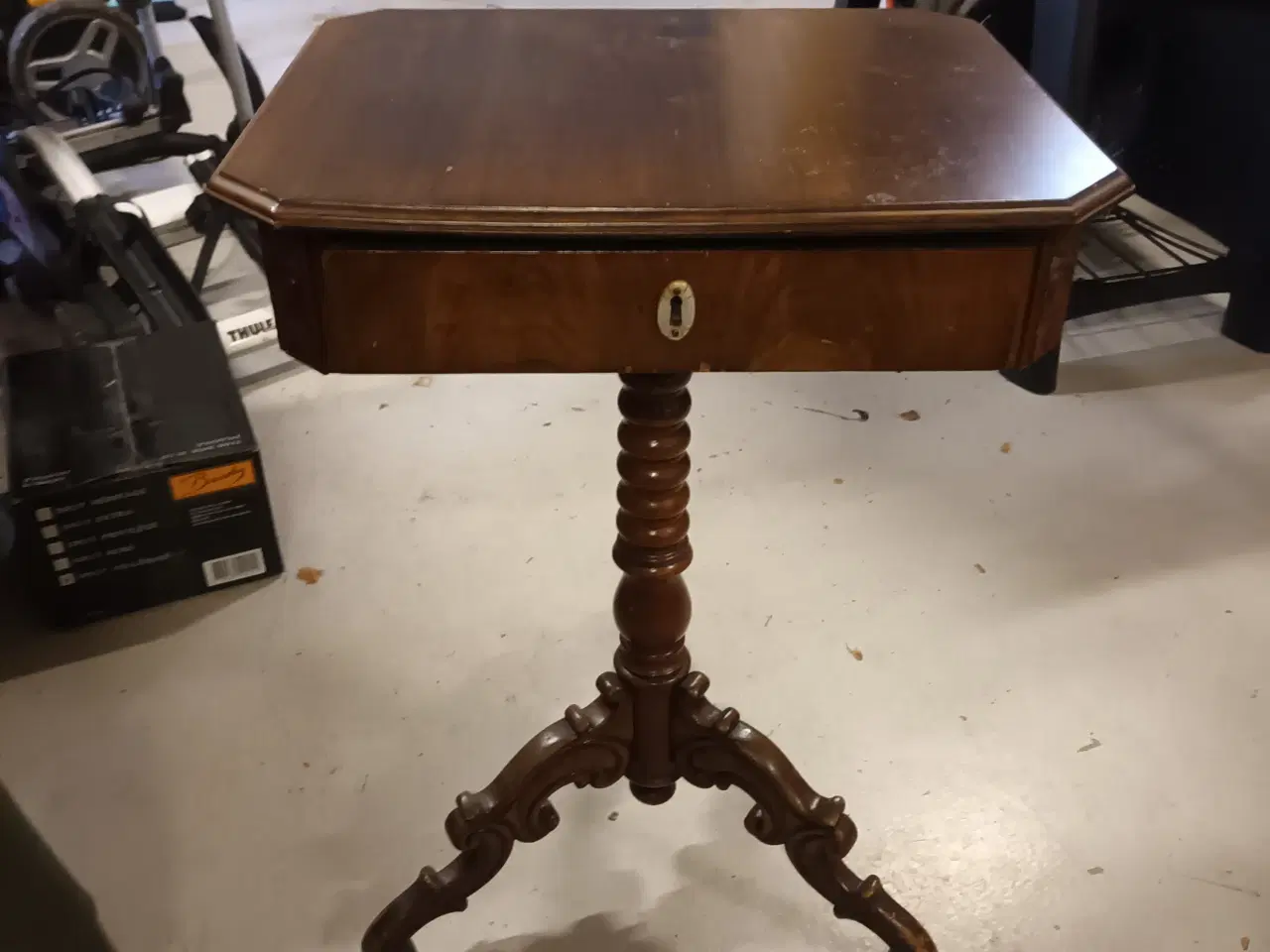 Billede 1 - Flot  antikt sybord med 3 ben