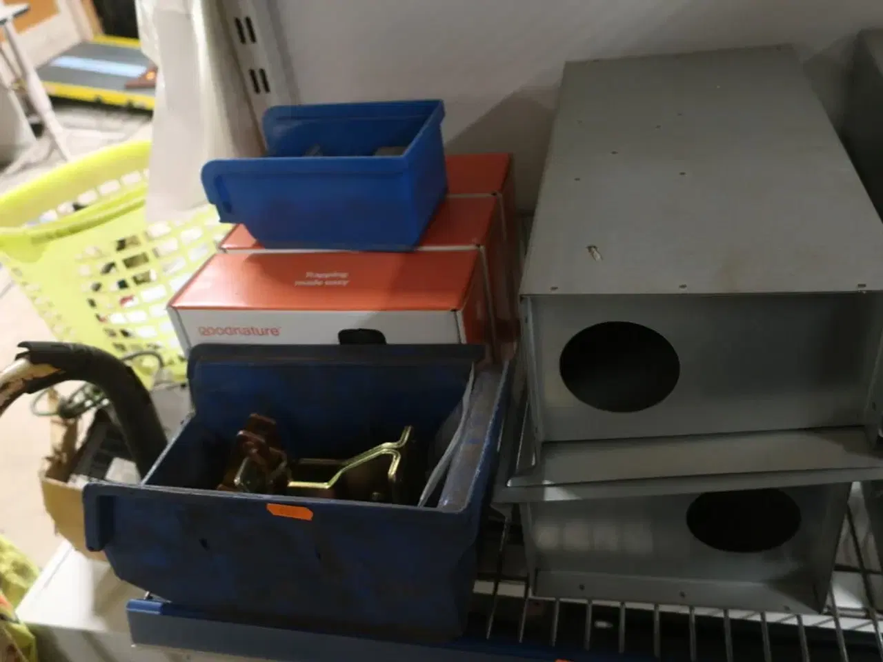 Billede 12 - 2 fag salgsreoler inkl. indhold (se billeder)