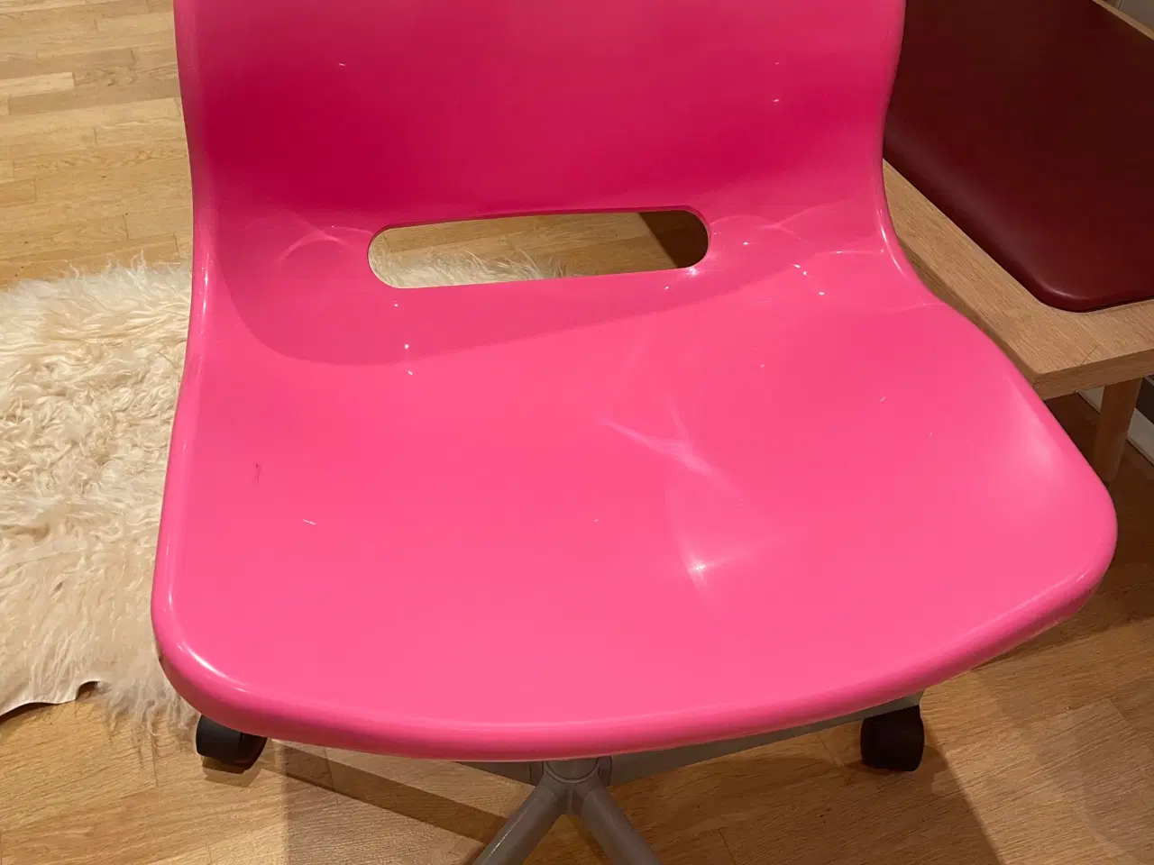Billede 1 - Skrivebord + stol til pigeværelset