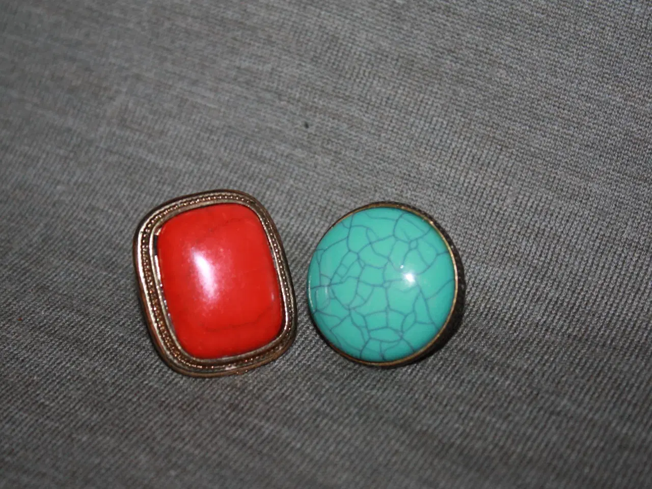 Billede 1 - Ring diam 1,8 cm ved ikke noget om metal og sten