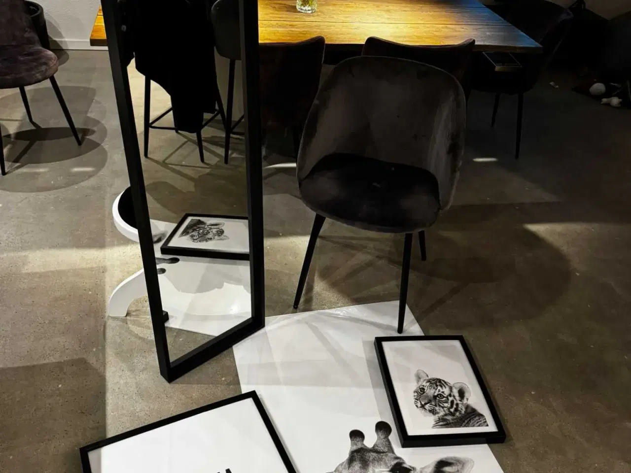 Billede 2 - Spejl, plakater samt stol