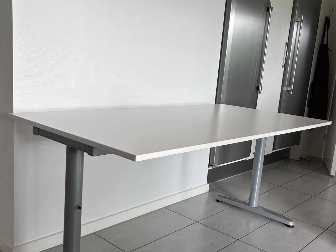 Billede 3 - IKEA Galant skrivebord 160x80 cm - justérbar højde