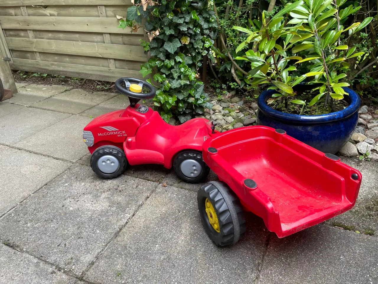 Billede 1 - Traktor med anhænger