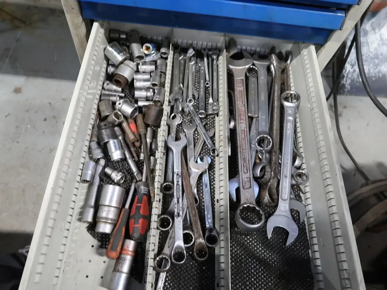 Billede 8 - Arbejdsbord med skruestik samt div. Værktøj