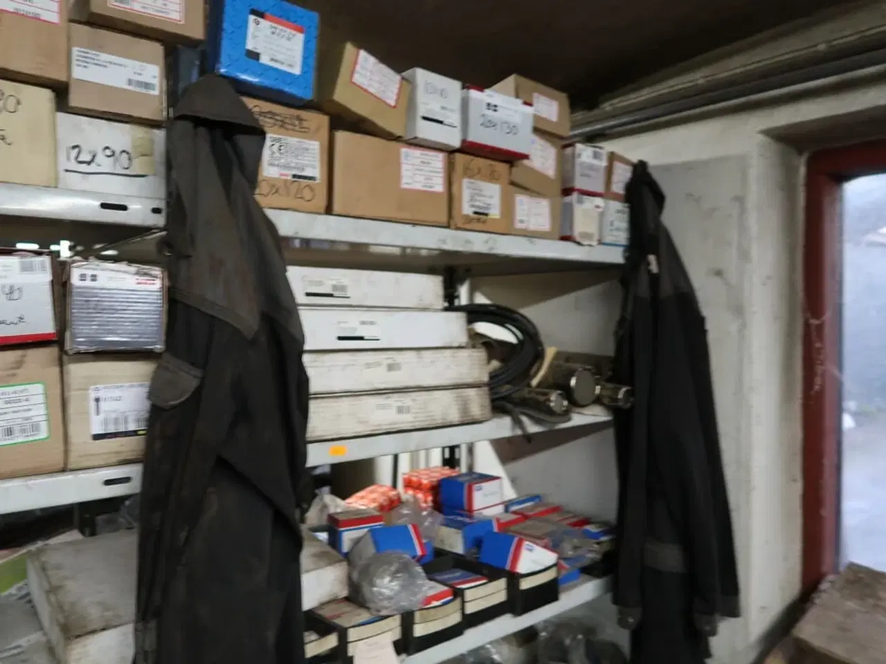 Billede 12 - Reol med div. Reservedele, værktøj m.m.