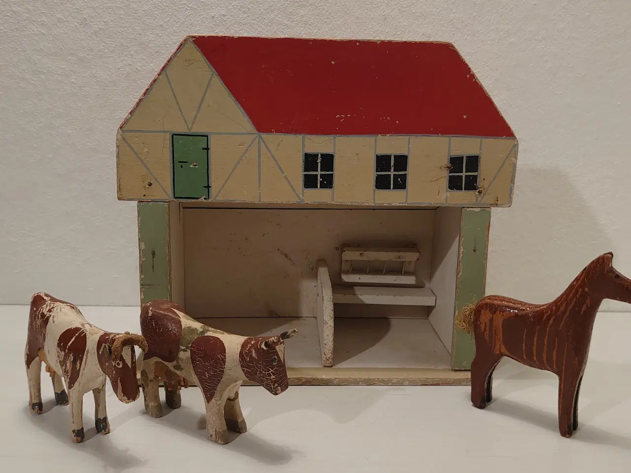 Billede 1 - Fængselslegetøj: 3 trædyr og stald. Ca 1933.