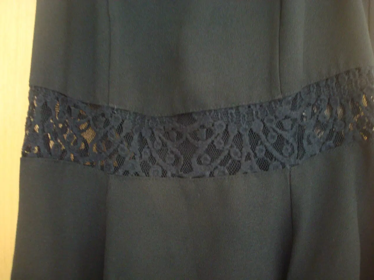 Billede 2 - Kjole med blonde str. 36 Divided