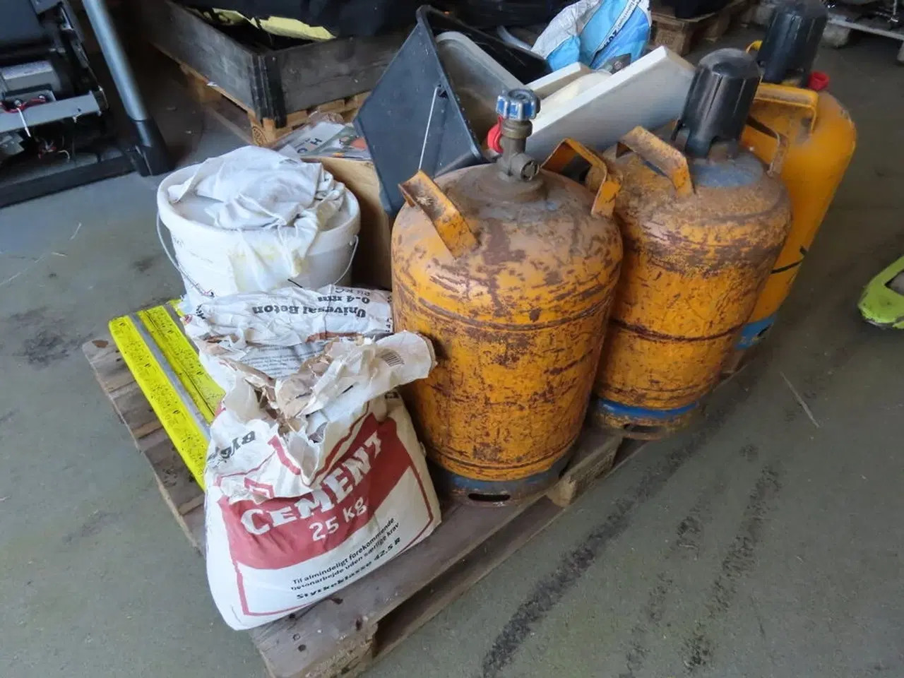 Billede 4 - Palle med indhold, gasflasker og materialer