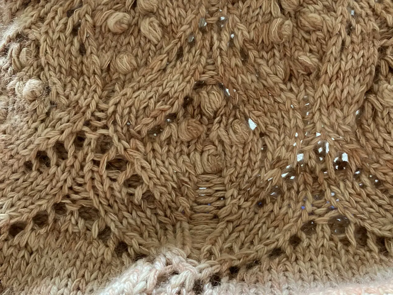 Billede 2 - Hjemmestrikket sweater i akryl garn tror jeg.