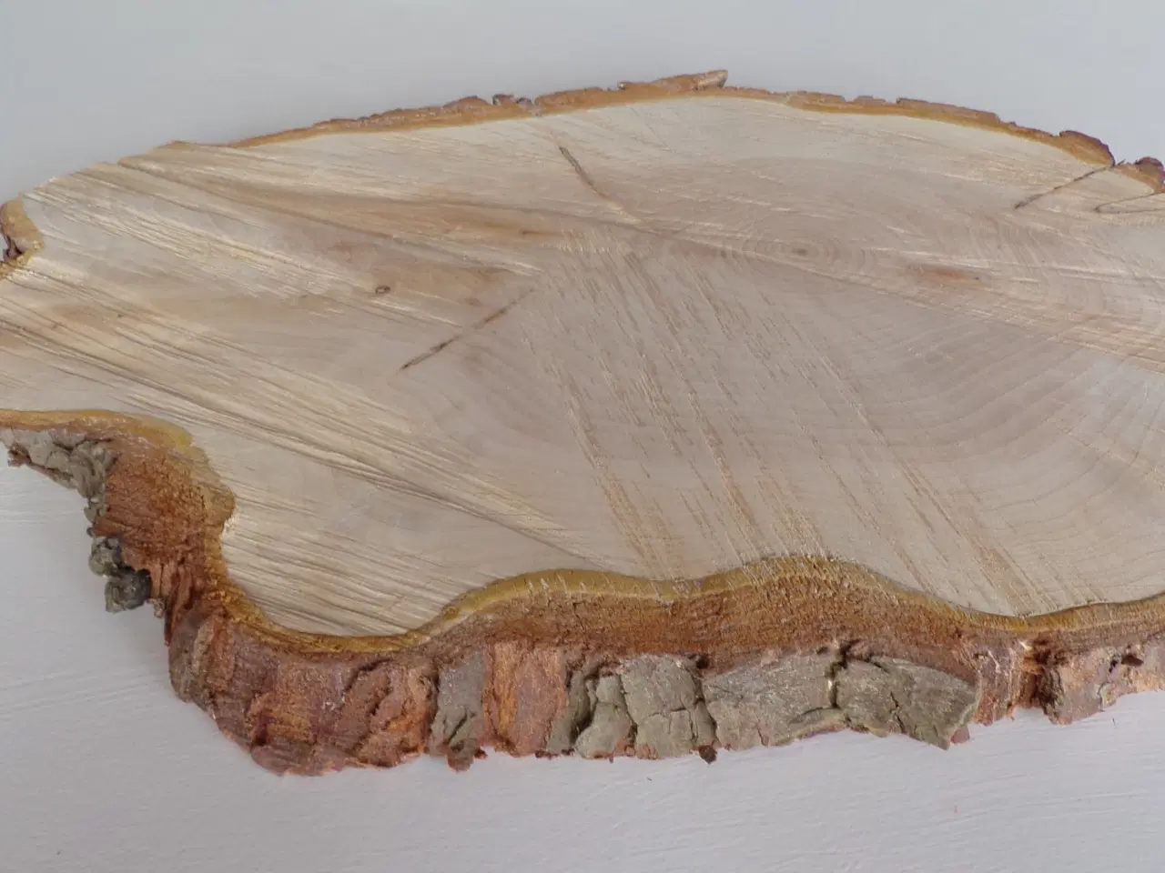 Billede 4 - NY Thuja Træskive med bark 44 cm lang