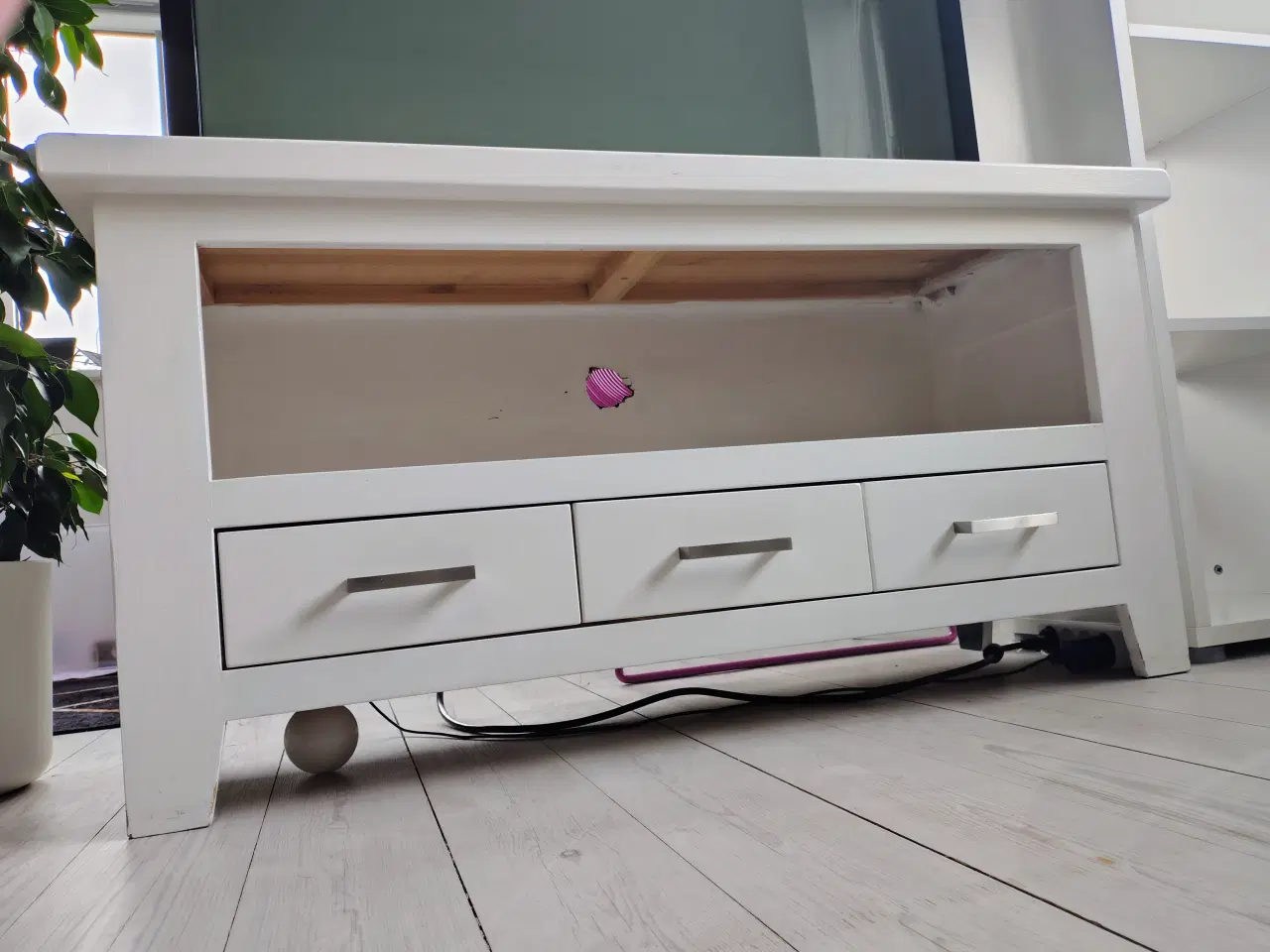 Billede 4 - Flot solidt tv bord med opbevaring
