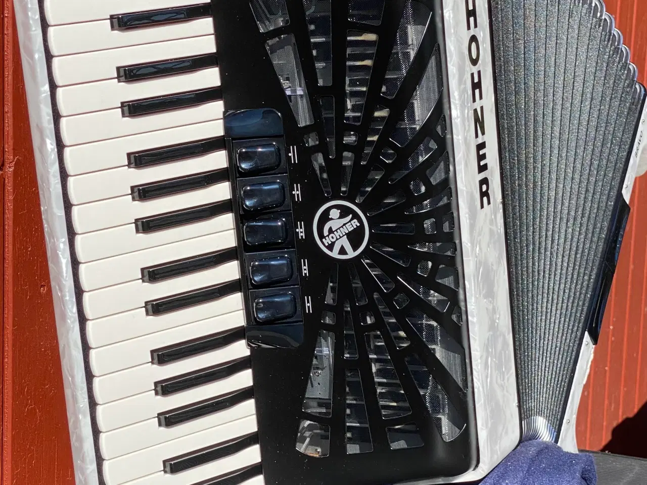 Billede 3 - 🎶 Hohner Bravo III 72 – Hvid Perlemor, 7,4 kg . 