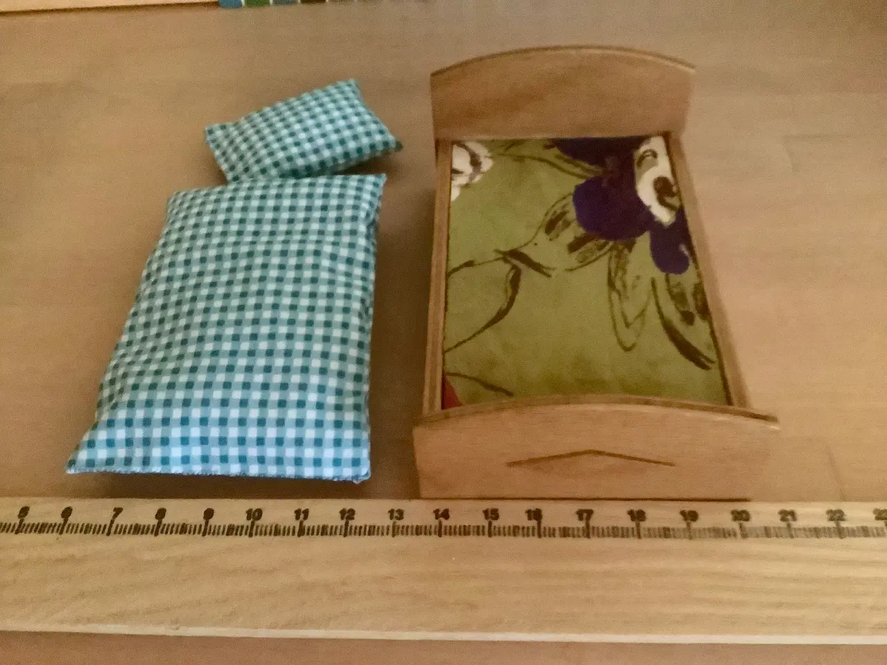 Billede 2 - Dukkehus senge i træ sælges samlet.