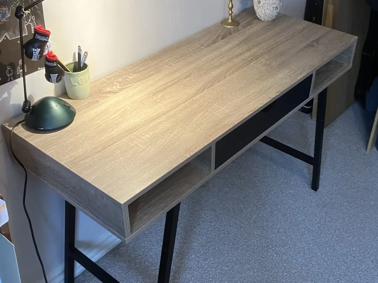 Billede 3 - Funktionelt og pænt skrivebord fra JYSK – næsten i