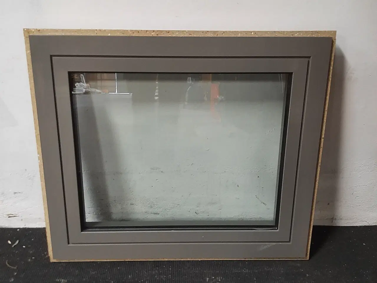 Billede 1 - Sidehængt vindue, alu, 880x65x750mm, højrehængt, grå