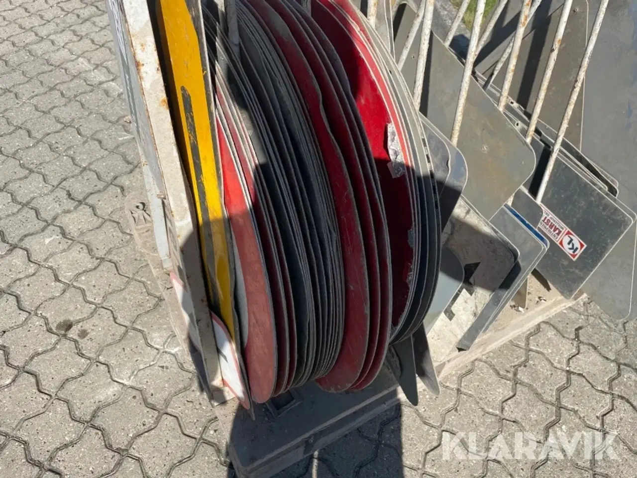 Billede 11 - Diverse vejskilte ca 74 styk med holder