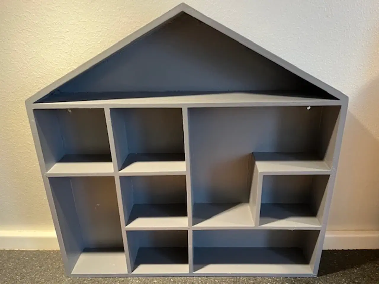 Billede 2 - H&M Home Sættekasse / Væghylde – Grå husform