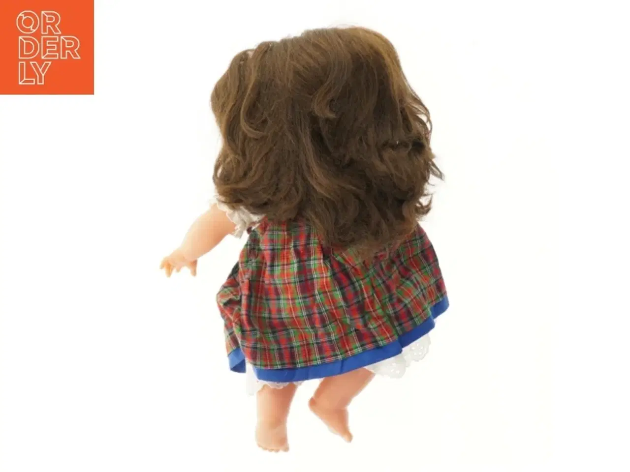 Billede 2 - Dukke med skotskternet kjole (str. 44 cm)