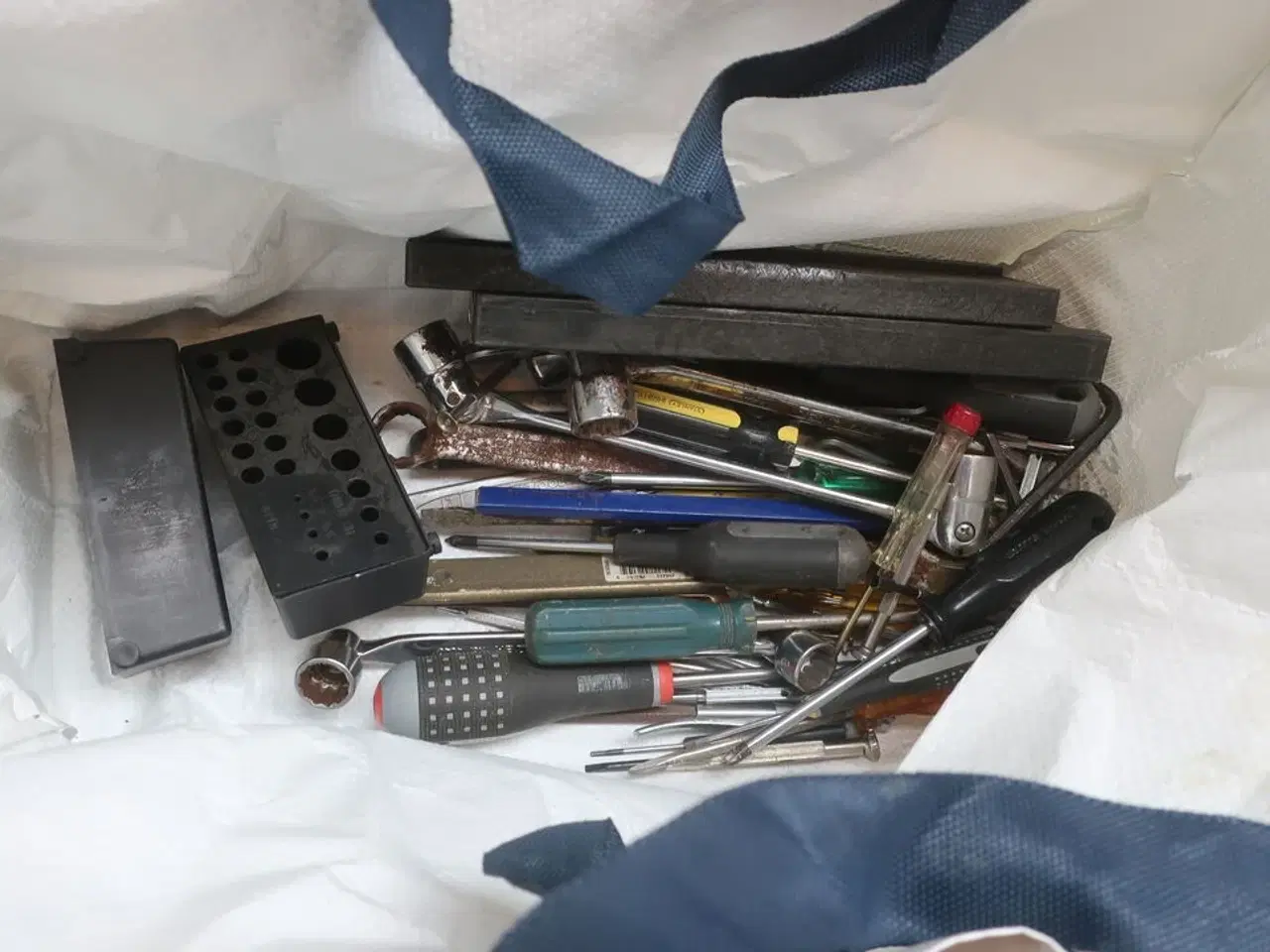 Billede 2 - 6 poser med div. Værktøj
