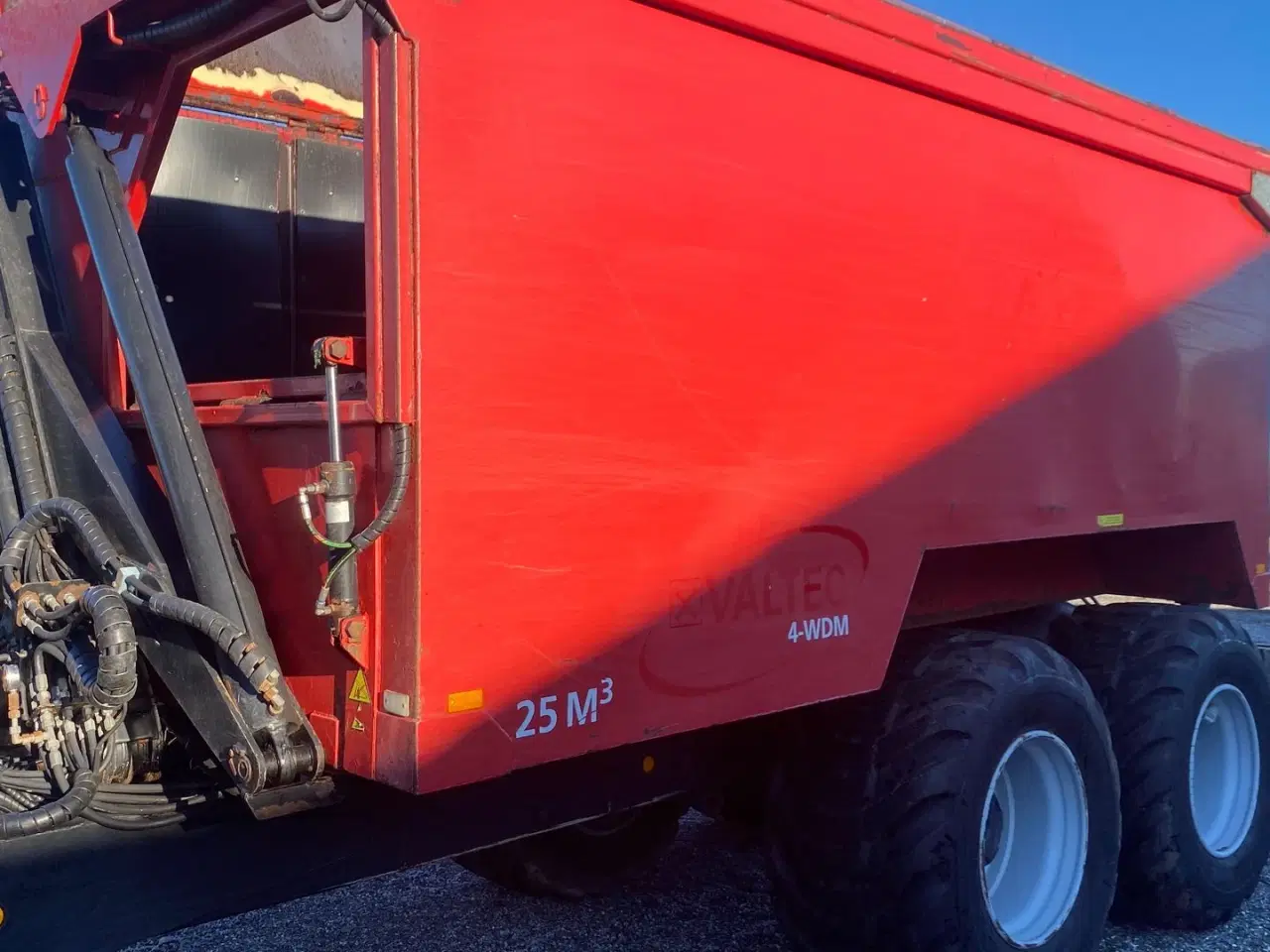 Billede 1 - Alsidig Højtip Alsig 25km3 vogn + Valtra T 214