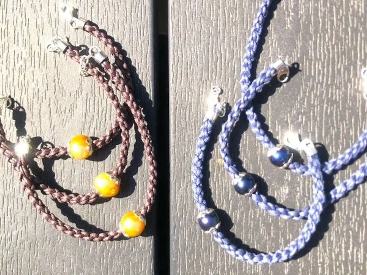 Billede 1 - Flettede armbånd med perler - blå eller brun