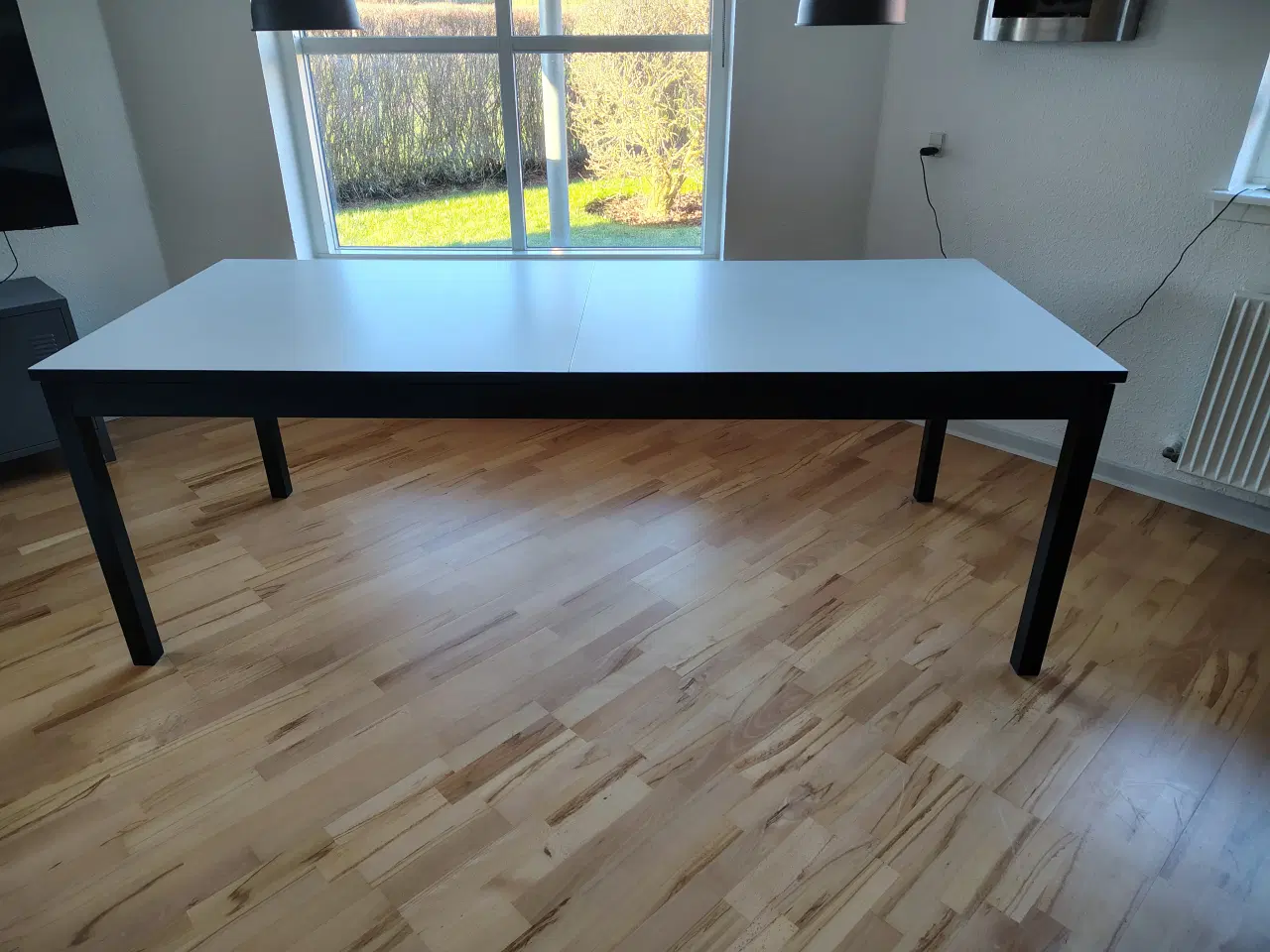 Billede 1 - Spisebord med hvid laminat og tillægsplade