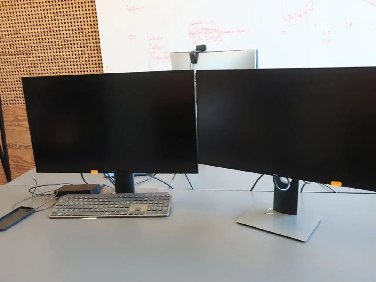 Billede 2 - 2 stk. 24" DELL skærme samt dockingstation og tastatur