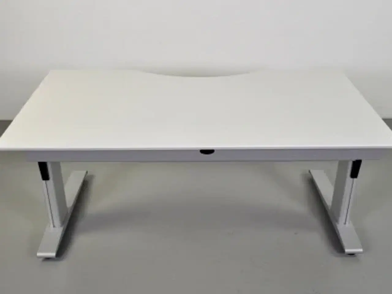 Billede 4 - Hæve-/sænkebord med hvid plade med mavebue på alugrå stel