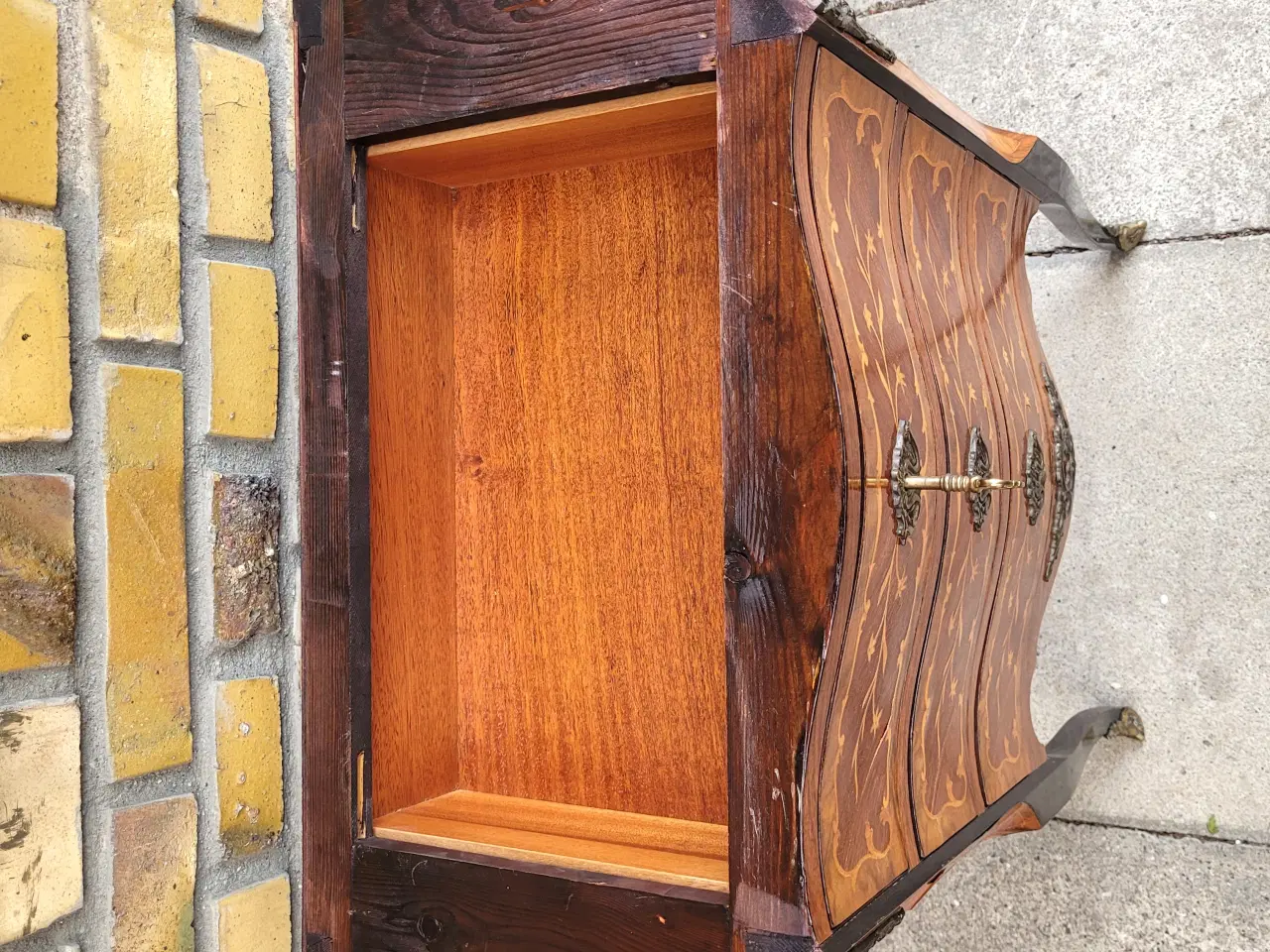 Billede 3 - Lille "antik" kommode med 3 skuffer og marmorplade