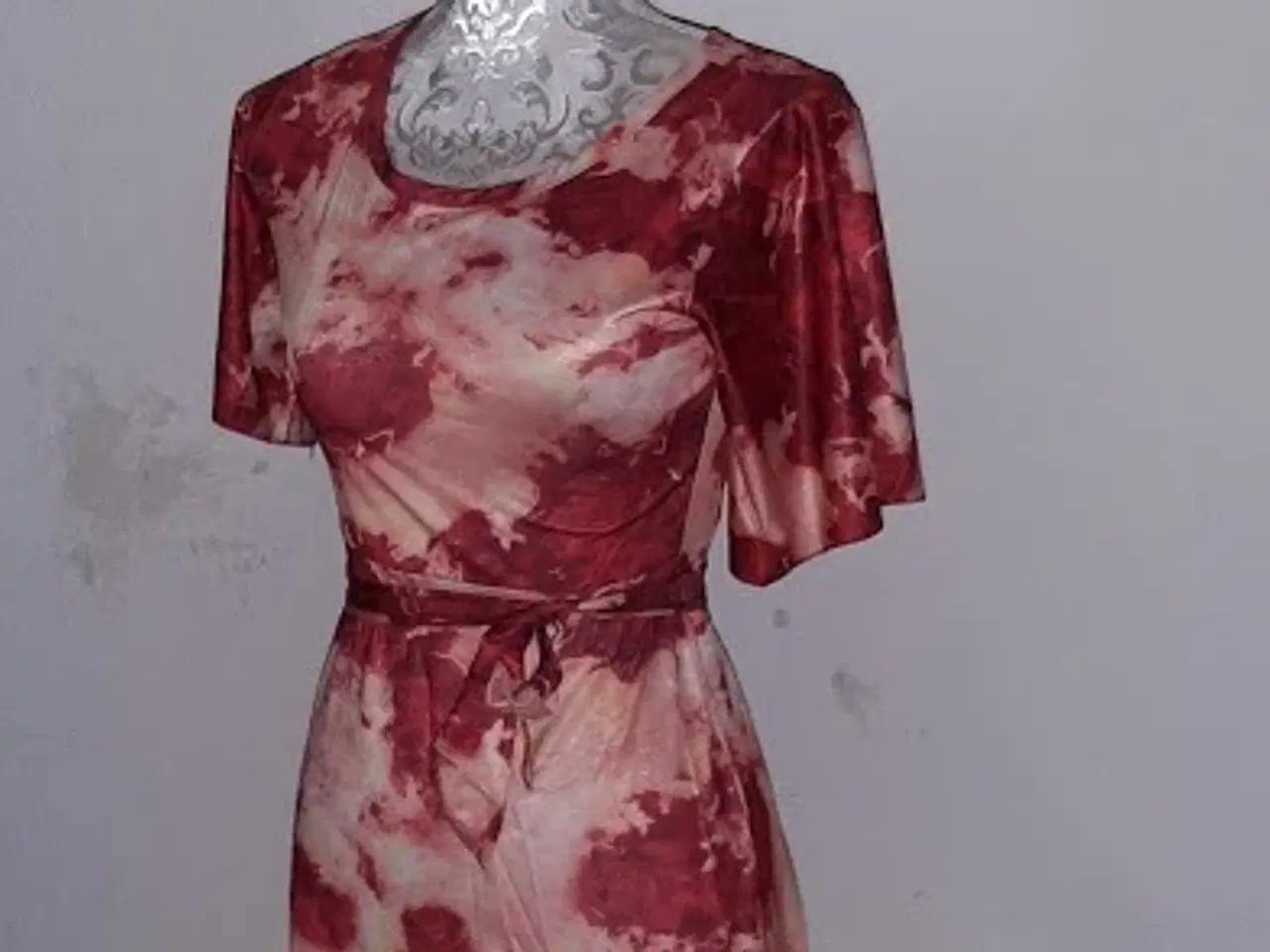 Billede 5 - Print kjole med rose motiv Størrelse :M