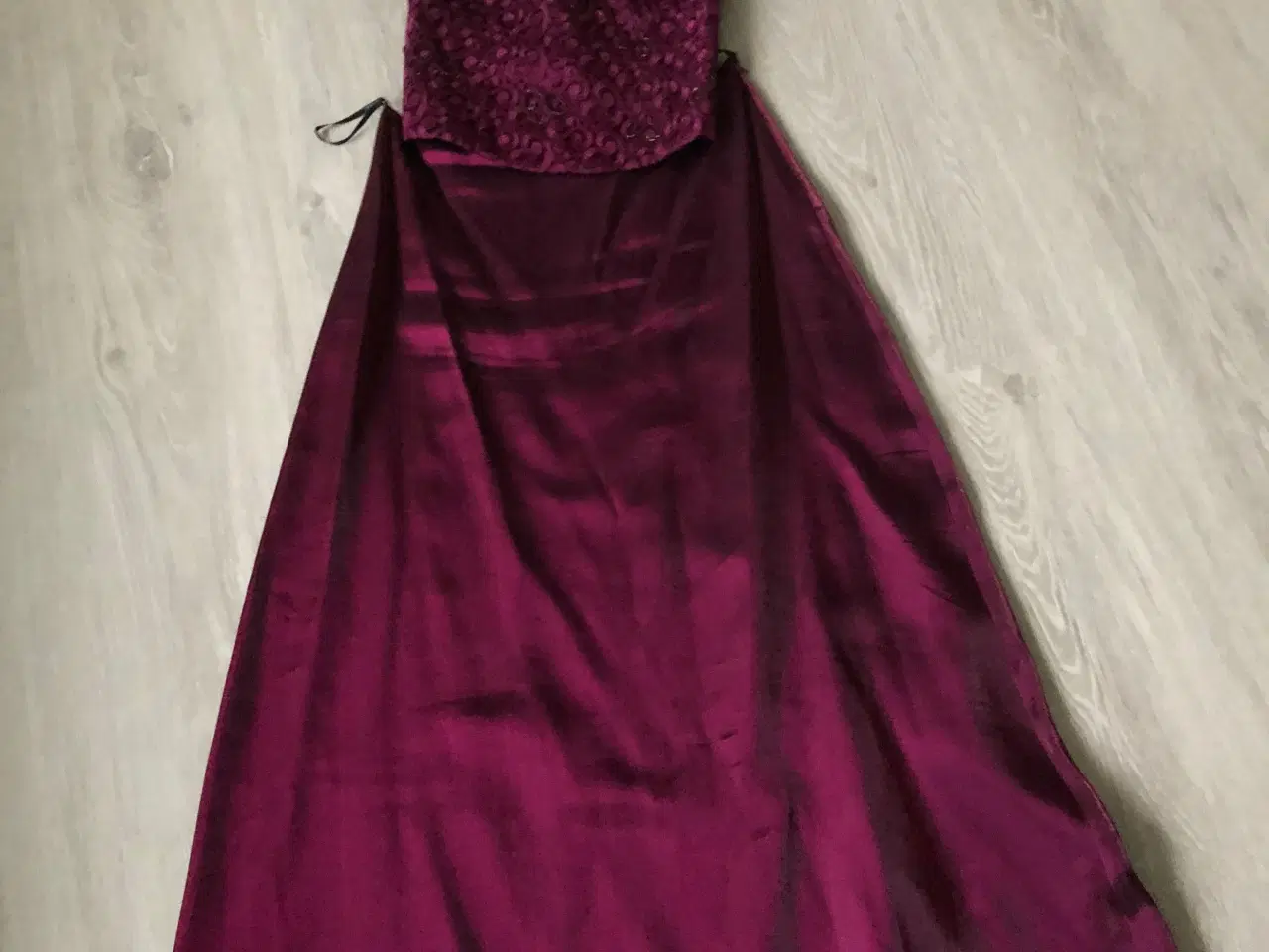 Billede 2 - BYD på Galla kjole i mørk rød str. 40