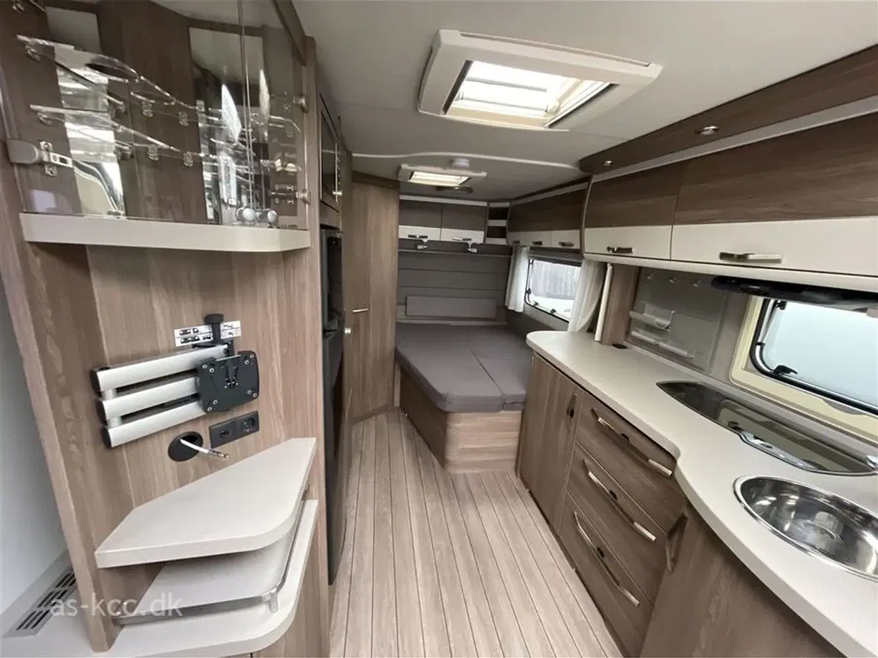 Billede 11 - 2019 - Knaus Südwind Scandinavian Selection 580 UF   Alde Centralvarme, vandbåren gulvvarme,  4 sovepladser, 5 siddepladser, mover, Cykelstativ.