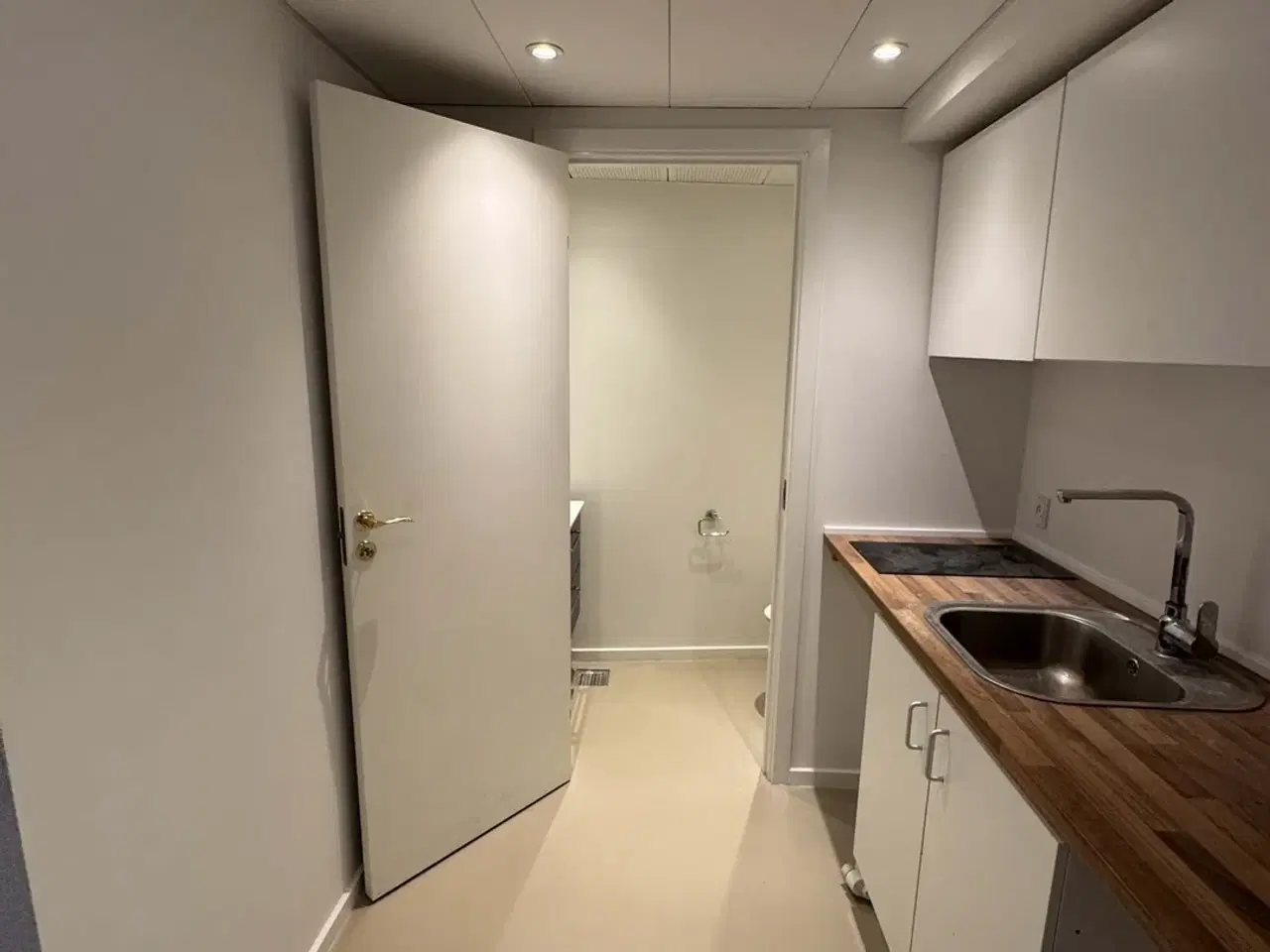 Billede 3 - Hyggeligt kontor lejemål i baggård med p-plads