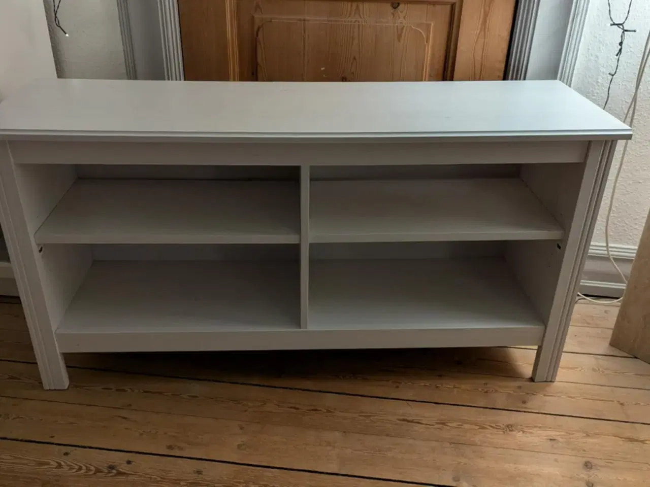 Billede 1 - Flot tv bord møbel med to små brugsspor-i Horsens