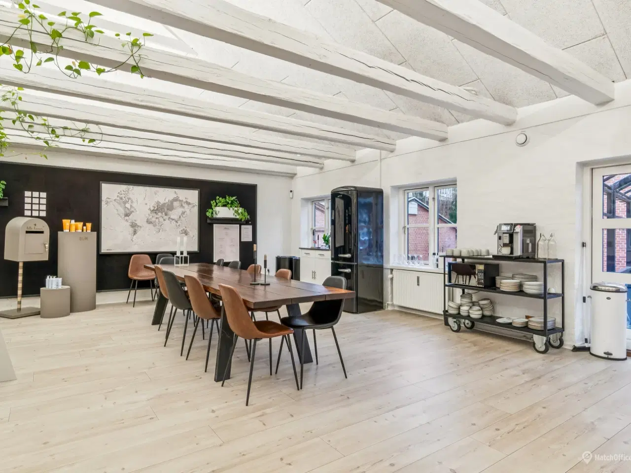 Billede 2 - Lyst og indbydende kontor med nordisk æstetik og unikke detaljer