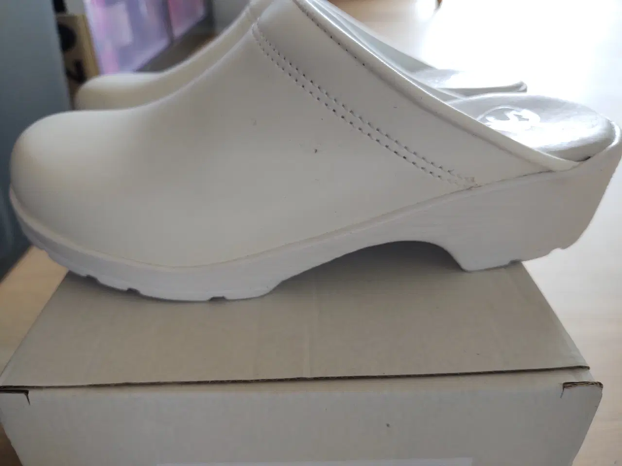 Billede 2 - Helt nye hvide dame træsko. De er stadig i kassen.