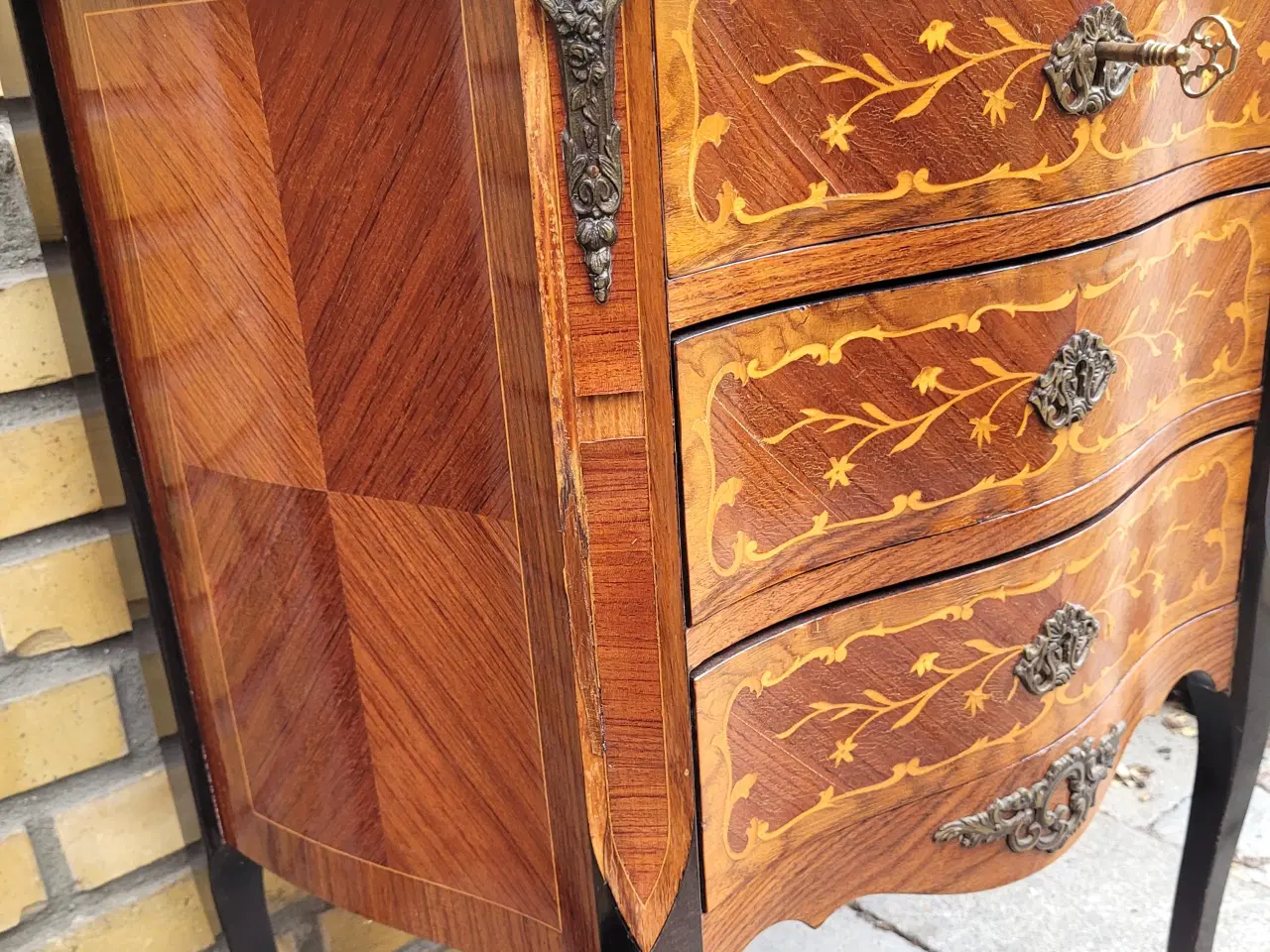 Billede 5 - Lille "antik" kommode med 3 skuffer og marmorplade