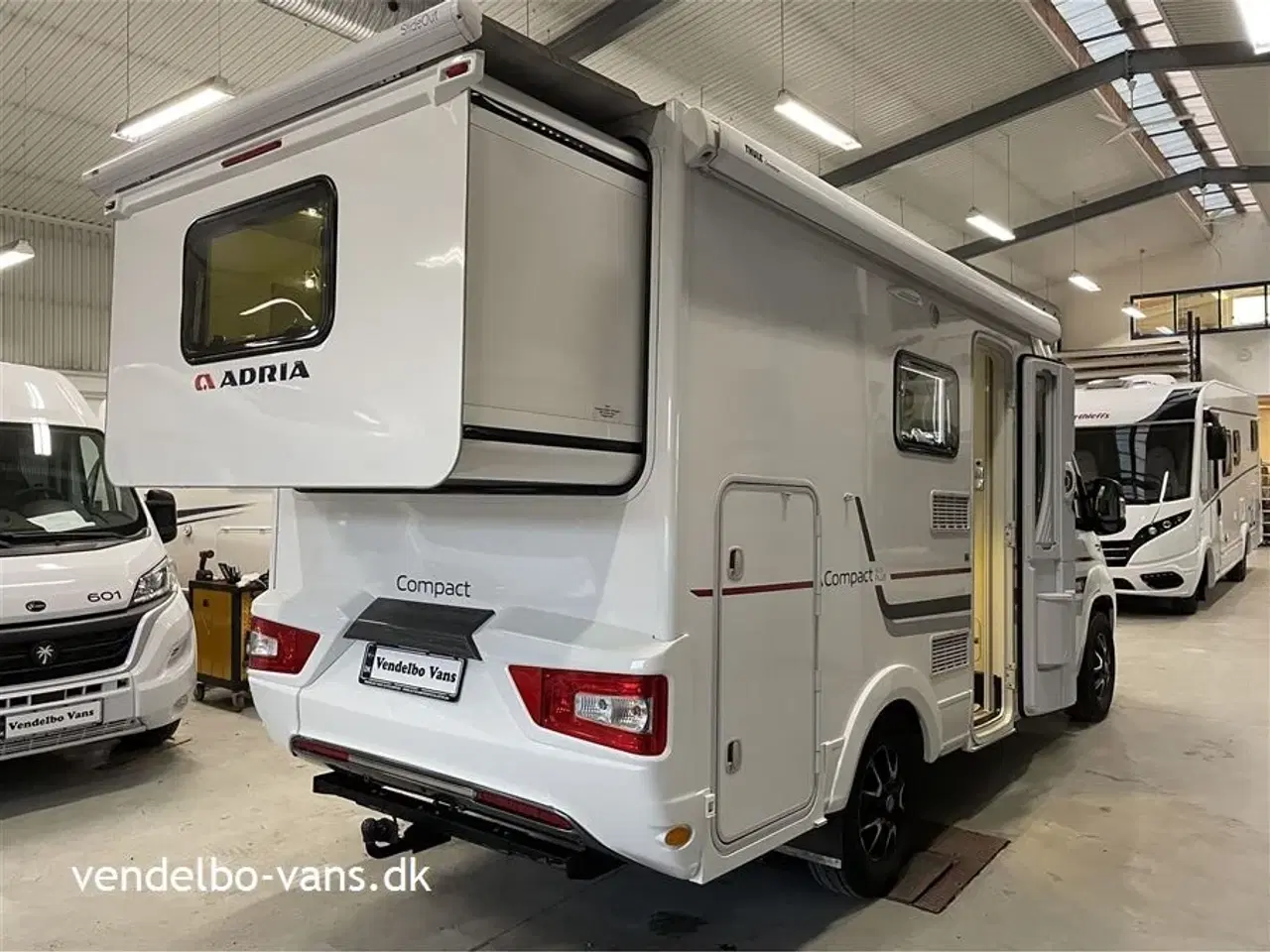 Billede 5 - 2018 - Adria Compact SLS   Smal camper på under 6 m længde - tryk på knappen og den vokser!