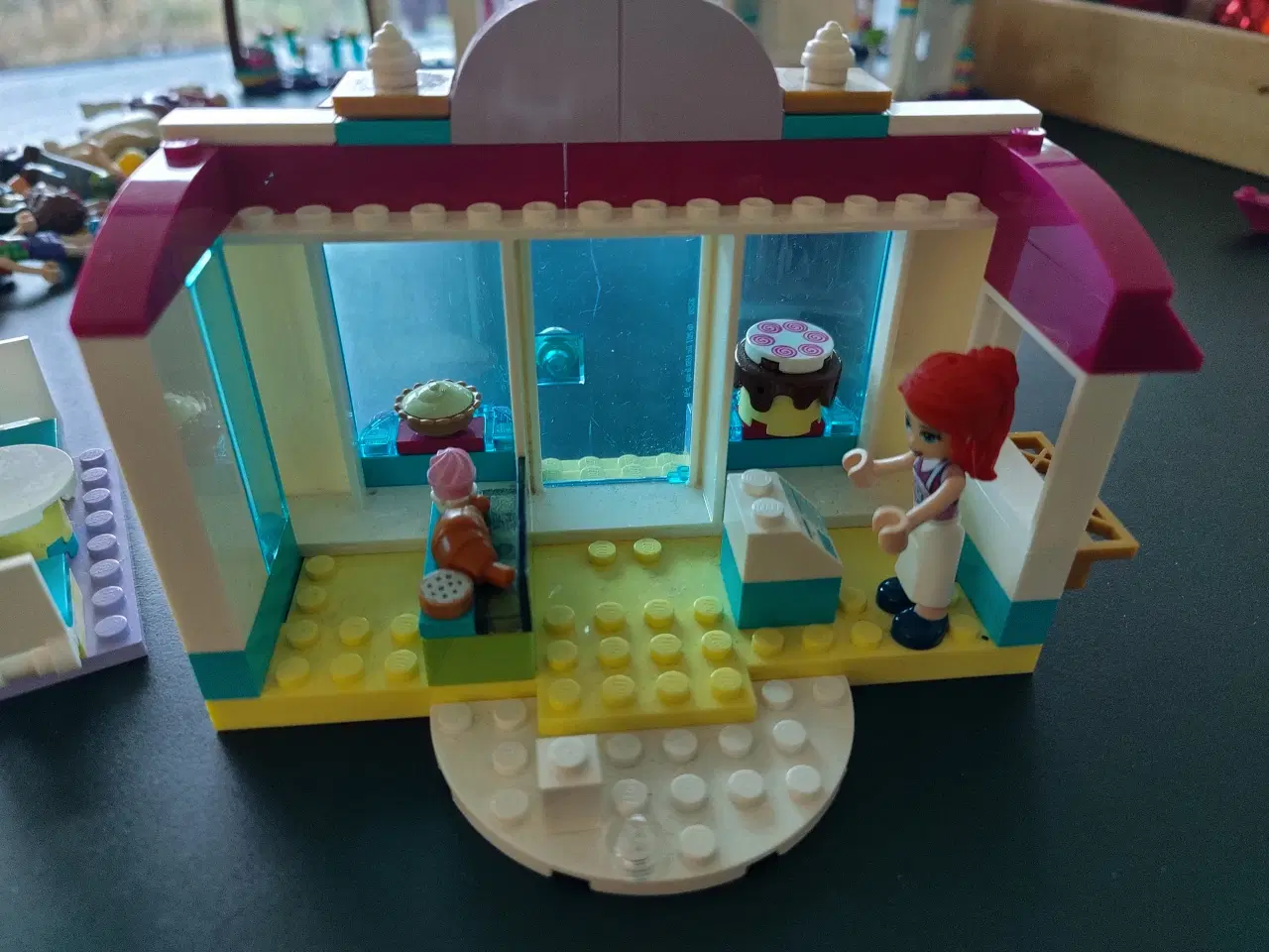 Billede 8 - Lego Friends shoppingcenter og skovhytte