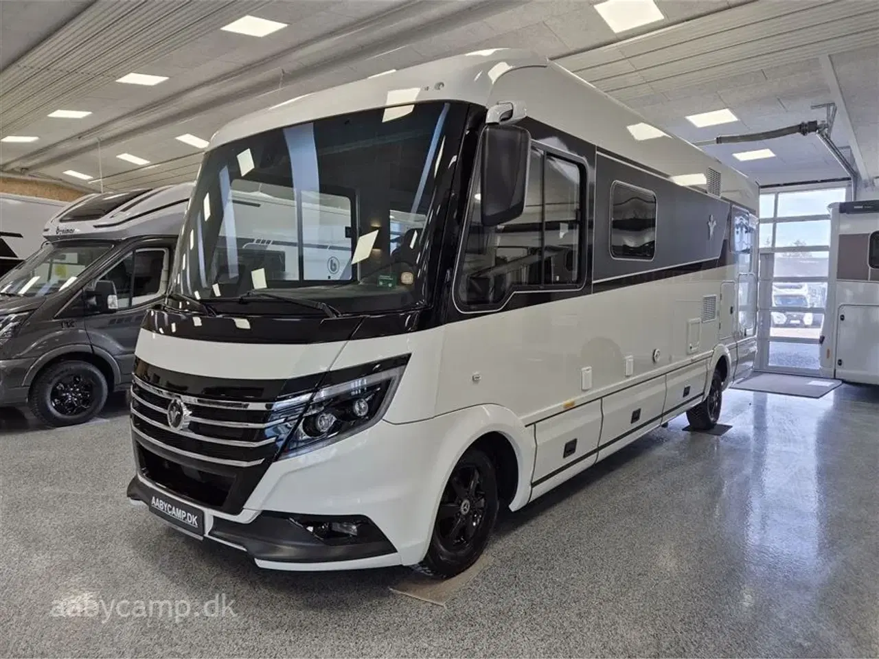 Billede 3 - 2025 - Niesmann+Bischoff Arto 78   solceller. 3x150 Ah lithium batterier. 3000w inverter. Elektrisk markise. Udv. gas/vand. Helårsdæk. 2x TV. Duo control. luft undervogn. Hydrauliske støtteben.