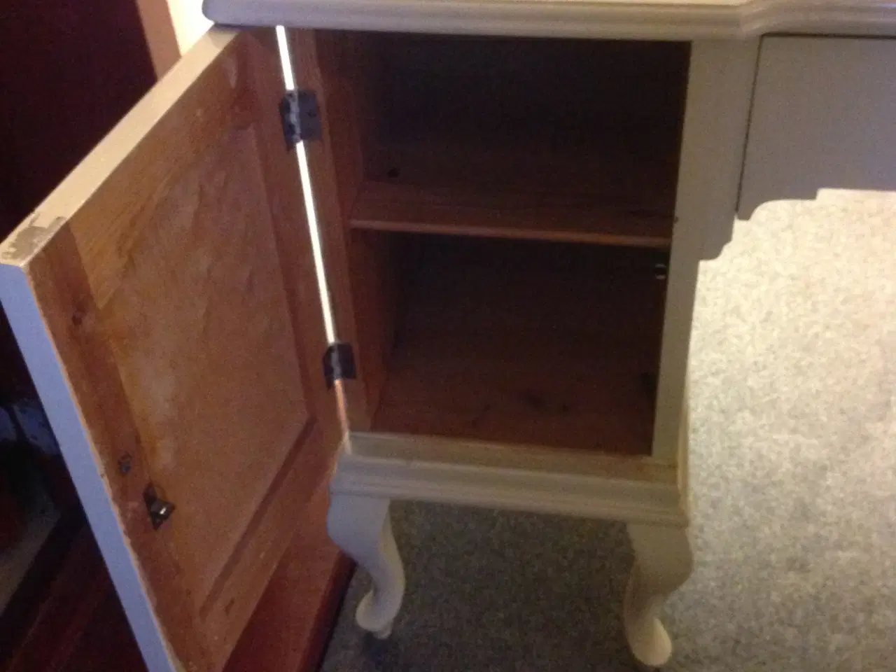 Billede 4 - Sminkebord med taburet