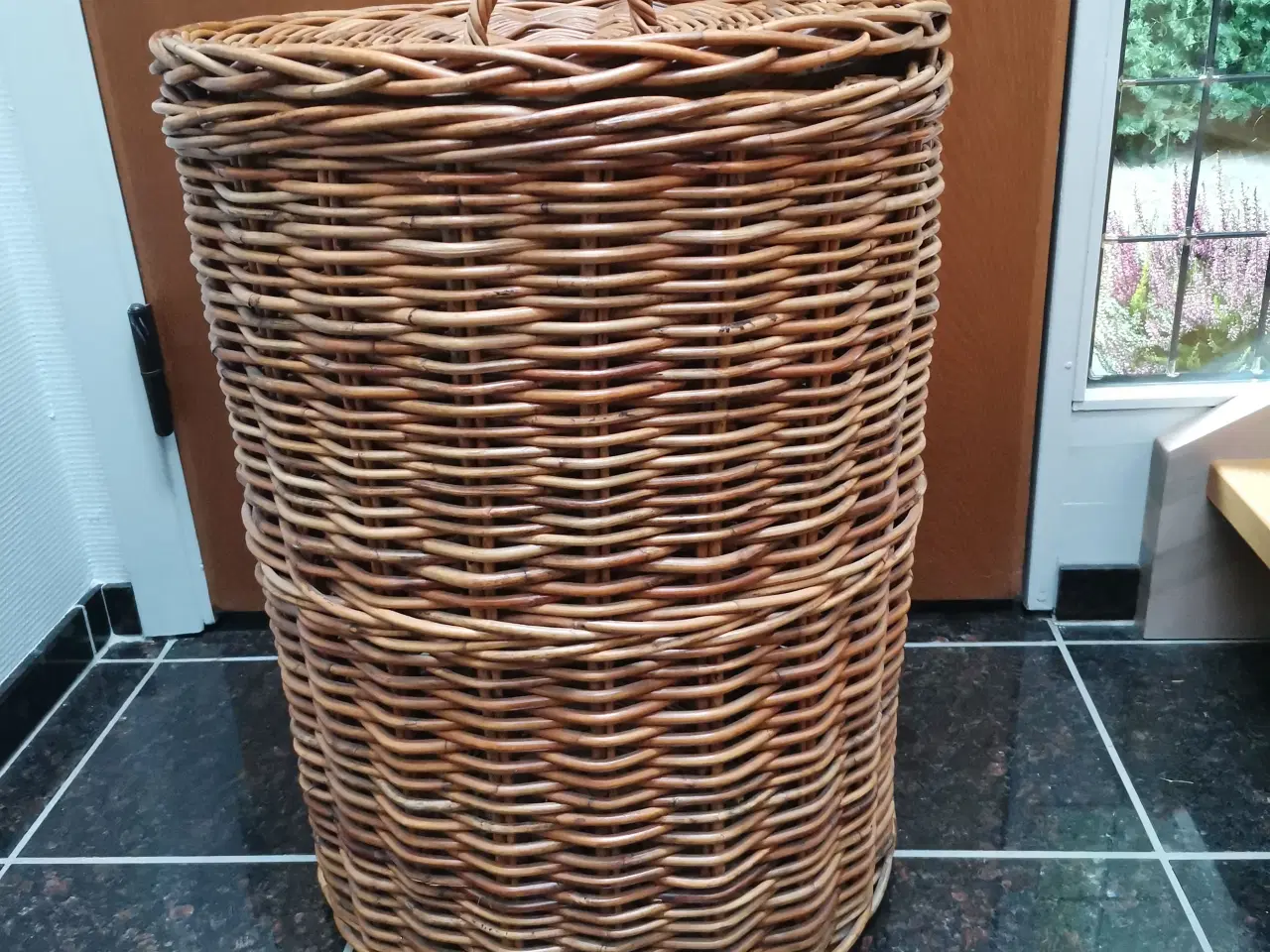 Billede 1 - Vasketøjskurv med låg ,lavet i Rattan