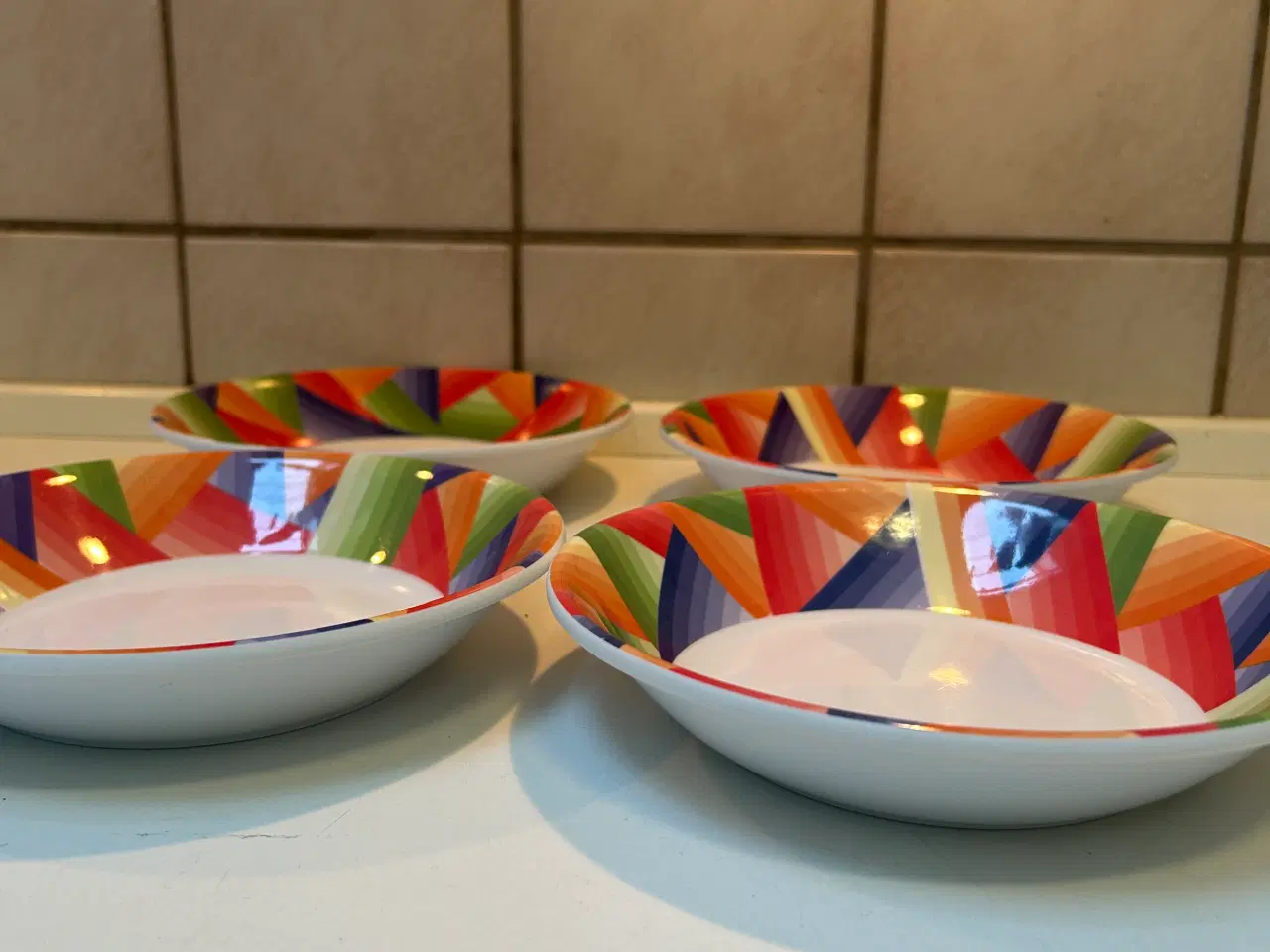 Billede 4 - 4 flade og 4 dybe tallerkner med mønster