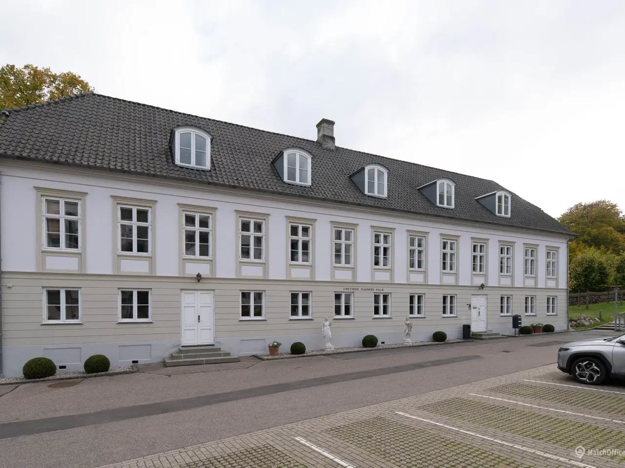 Billede 1 - Kontorejendom i historiske omgivelser på Strandvejen
