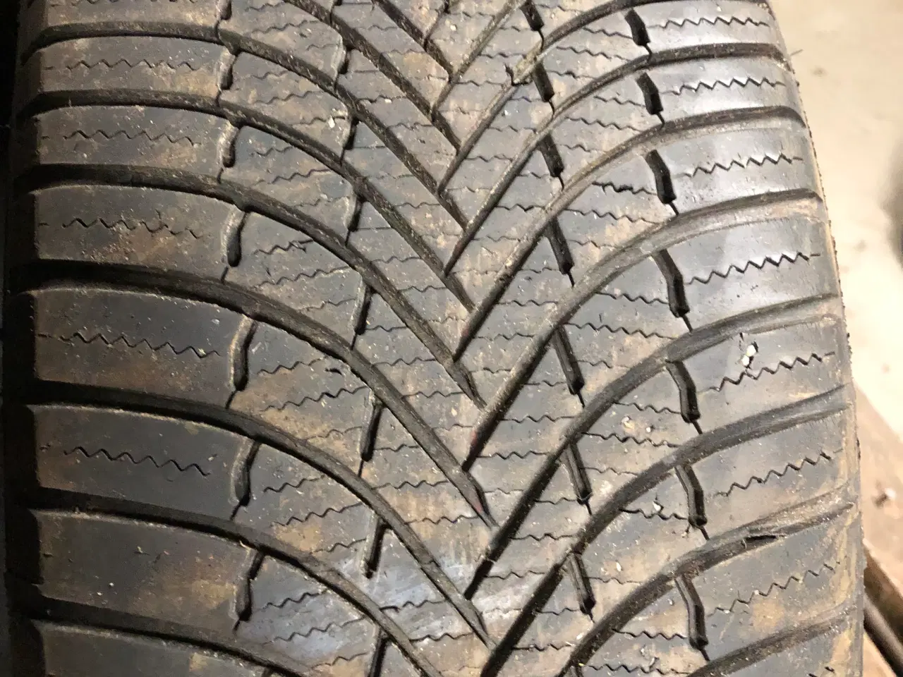 Billede 2 - 2 stk Firestone helårsdæk 17”