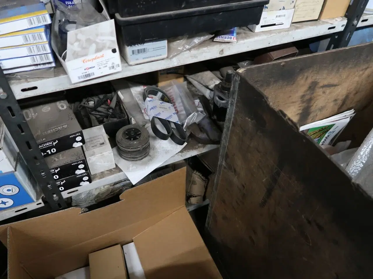 Billede 5 - Reol med div. Reservedele, værktøj m.m.